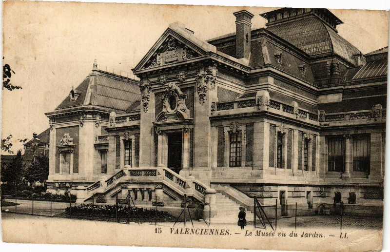 Carte postale ancienne Valenciennes - Le musée vu du jardin à Valenciennes
