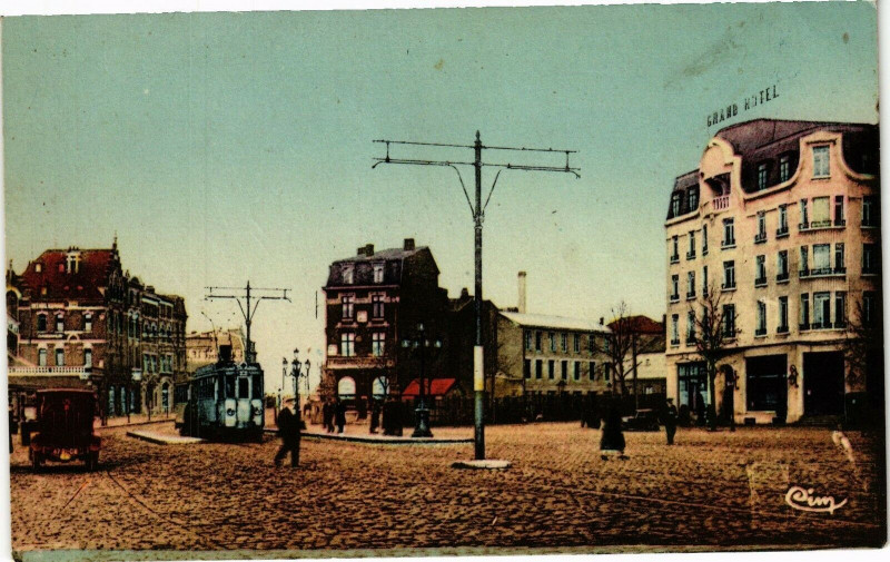 Carte postale ancienne Valenciennes - La place de la gare à Valenciennes