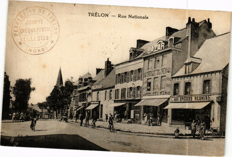 Carte postale ancienne Trelon - Rue nationale à Trélon