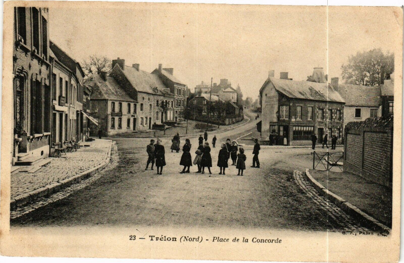 Carte postale ancienne Trelon - Place de la concorde à Trélon