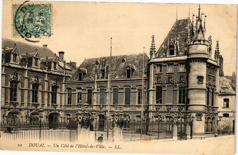 Carte postale ancienne Douai - Un cote de l'hotel de ville à Douai