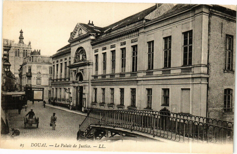 Carte postale ancienne Douai - Le palais de justice à Douai