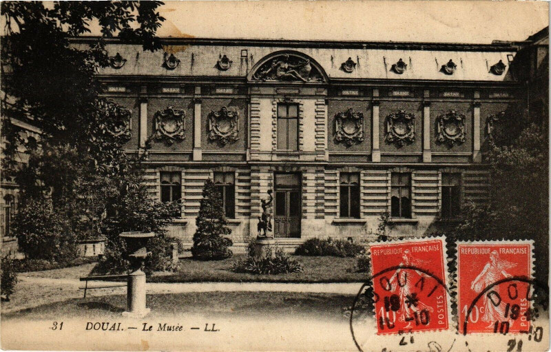 Carte postale ancienne Douai - Le musée - Ll à Douai