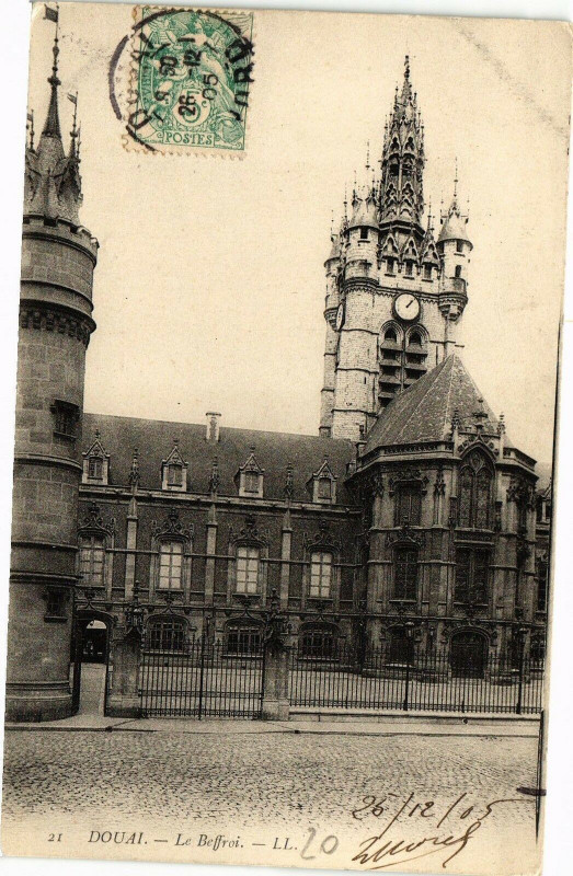 Carte postale ancienne Douai - Le beffroi - ll à Douai