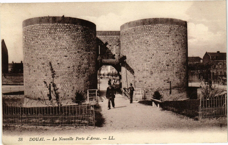 Carte postale ancienne Douai - La nouvelle porte d'arras à Douai