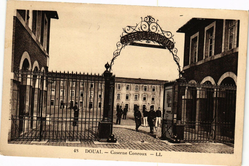 Carte postale ancienne Douai - Caserne conroux à Douai
