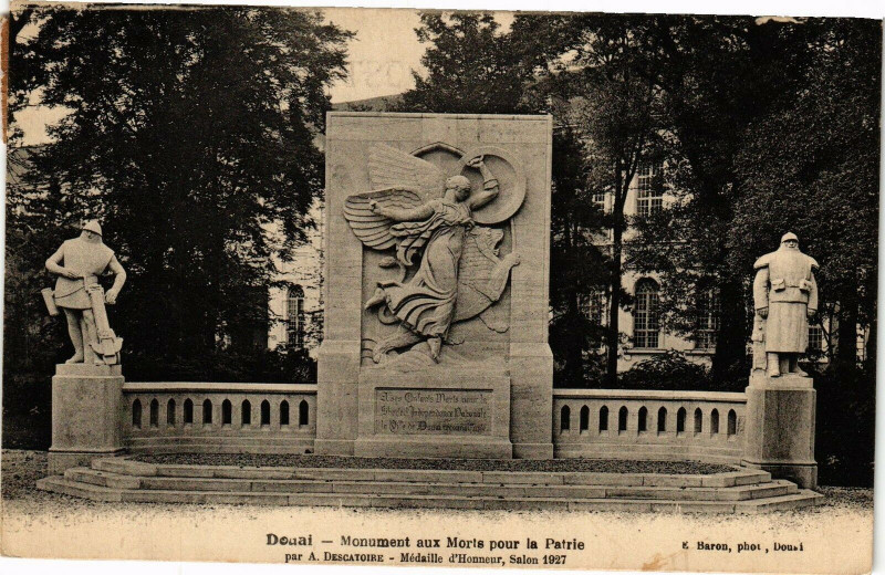 Carte postale ancienne Douai - MOnument aux morts pour la patrie à Douai