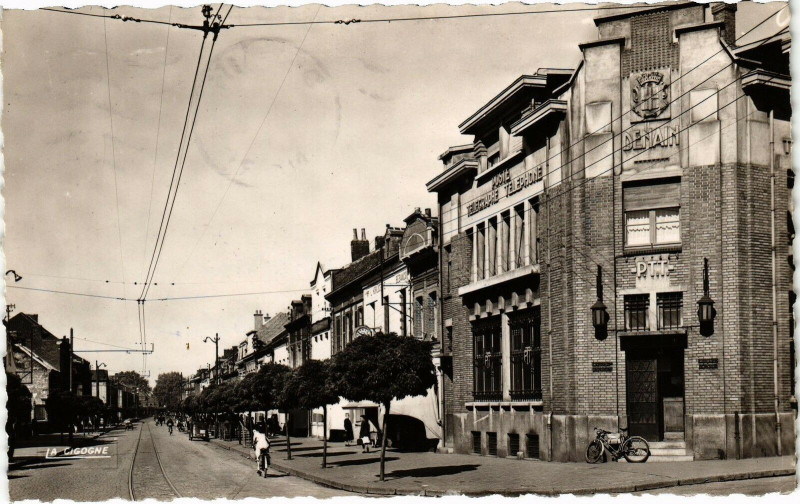Carte postale ancienne Denain - La rue de villars et la poste à Denain