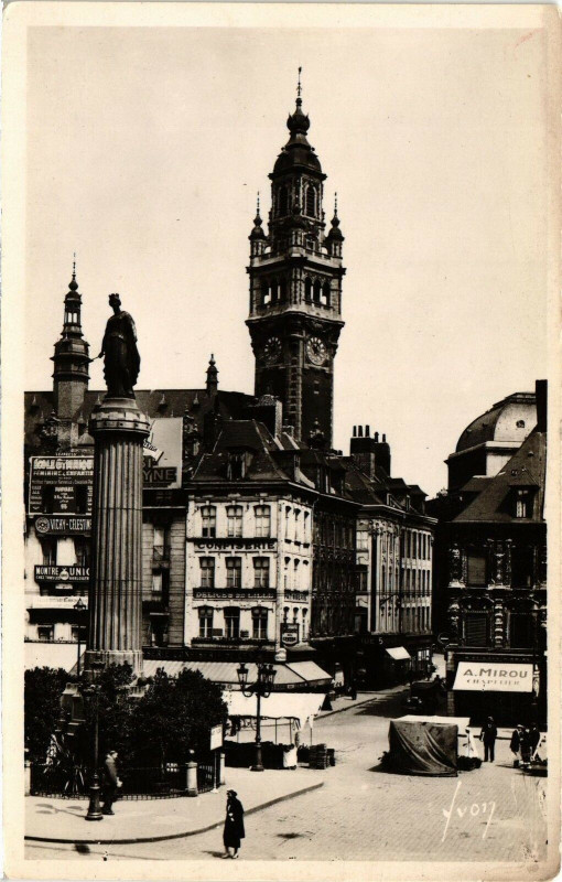 Carte postale ancienne Lille - La Déesse et lebeffroi de la bourse à Lille