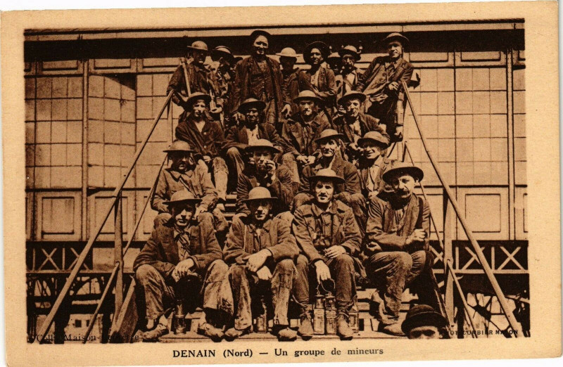 Carte postale ancienne Denain - Un groupe de mineurs à Denain