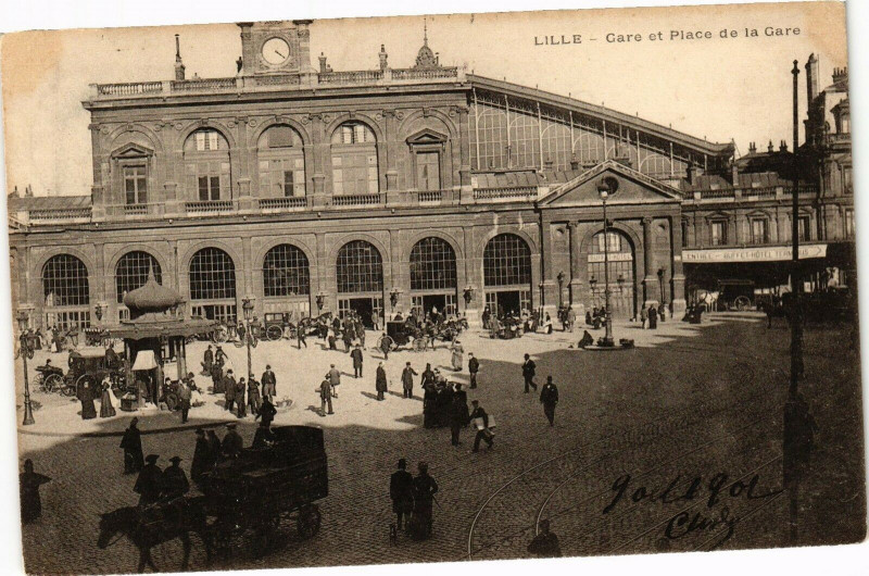 Carte postale ancienne Lille - Gare et Place de la Gare à Lille