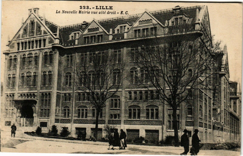 Carte postale ancienne Lille - La Nouvelle Mairie vue cote droit à Lille