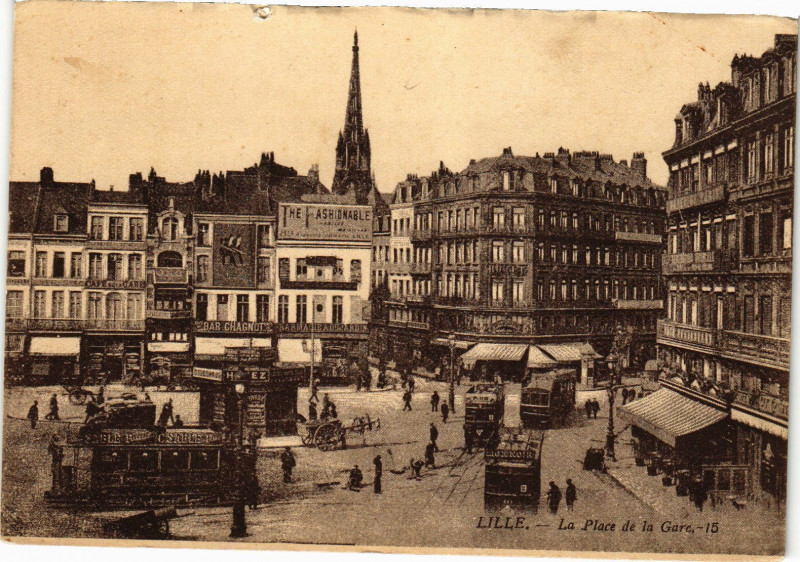 Carte postale ancienne Lille - La Place de la Gare à Lille