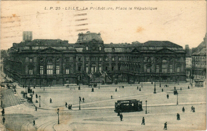 Carte postale ancienne Lille - La Prefecture Place la Republique à Lille