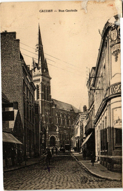 Carte postale ancienne Caudry - Rue centrale à Caudry