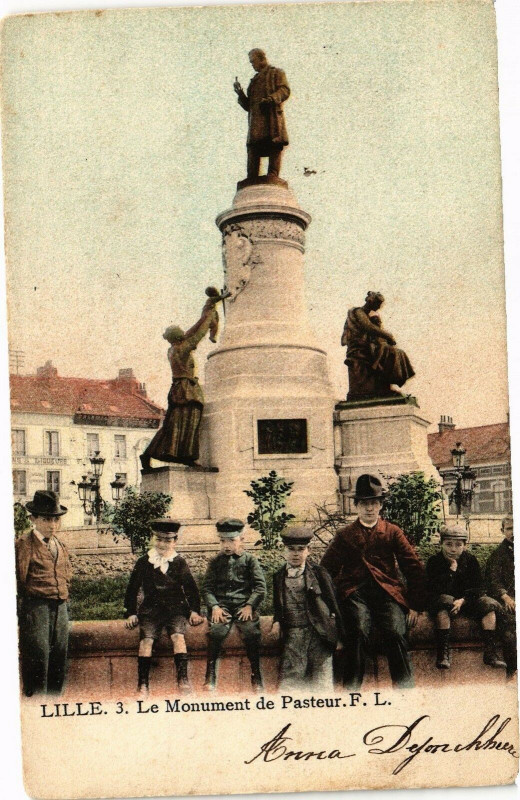 Carte postale ancienne Lille - Le Monument de Pasteur à Lille