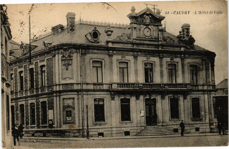 Carte postale ancienne Caudry - L'hotel de ville à Caudry