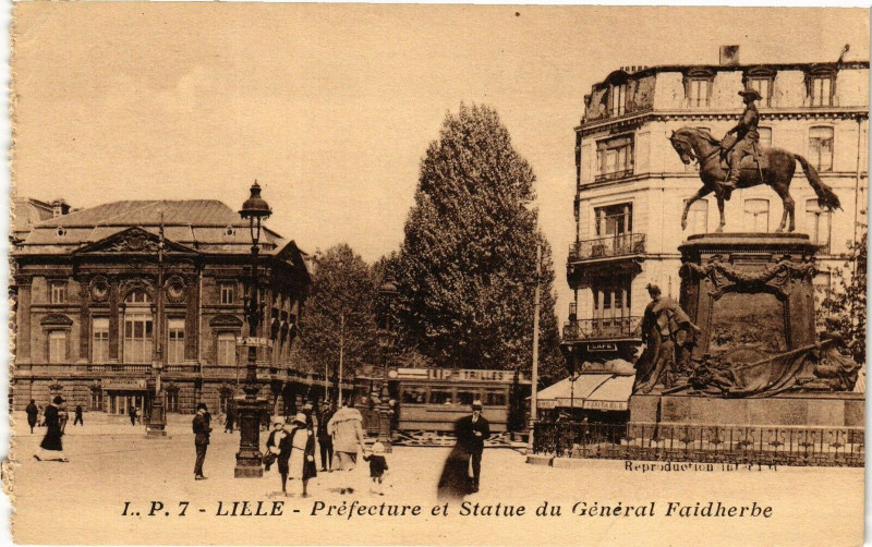 Carte postale ancienne Lille - Prefecture et Statue du général Faidherbe à Lille
