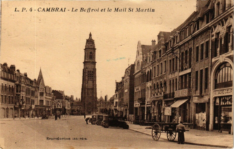 Carte postale ancienne Cambrai - Le beffroi et le mail Saint-Martin à Cambrai