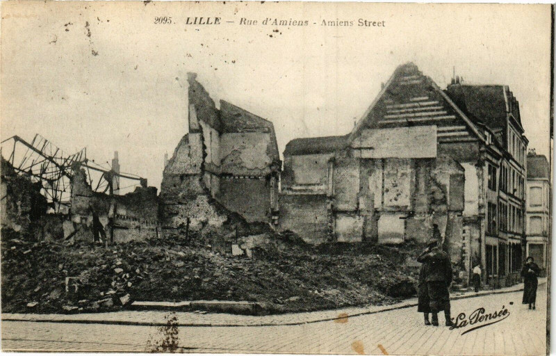 Carte postale ancienne Lille - Rue d'Amiens à Lille