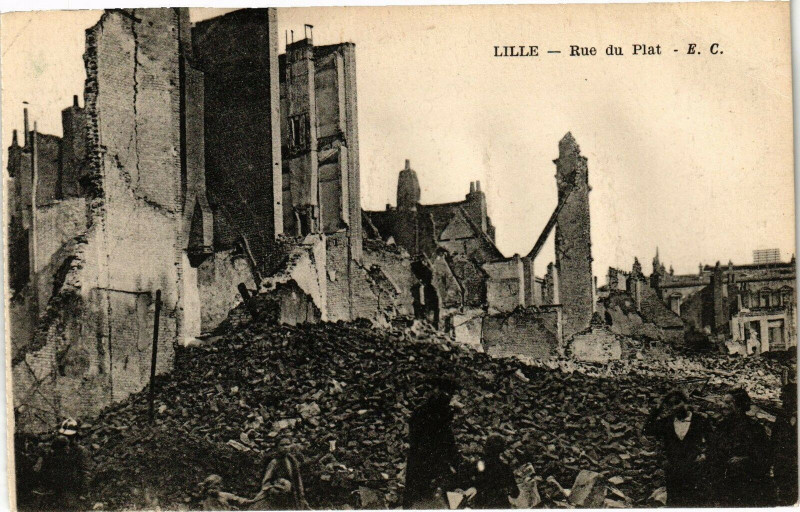 Carte postale ancienne Lille - Rue du Plat à Lille