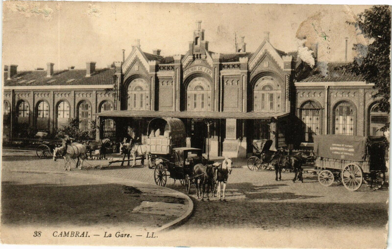 Carte postale ancienne Cambrai - La gare à Cambrai