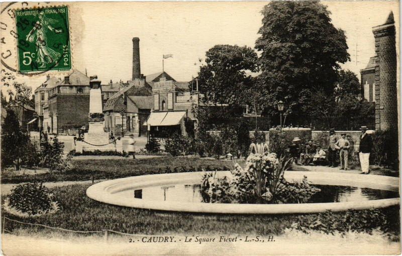 Carte postale ancienne Caudry - Le square fievet à Caudry