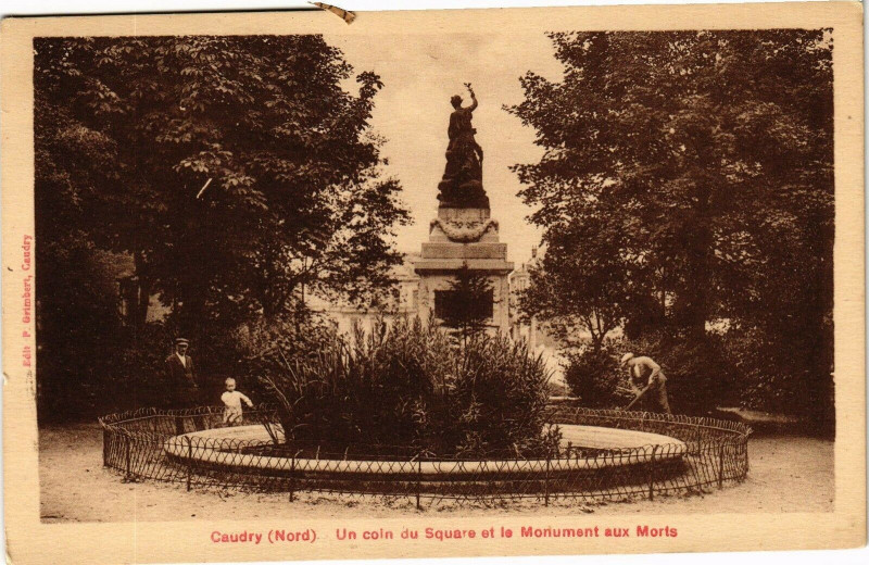 Carte postale ancienne Caudry - Un coin du square et le monument aux morts à Caudry