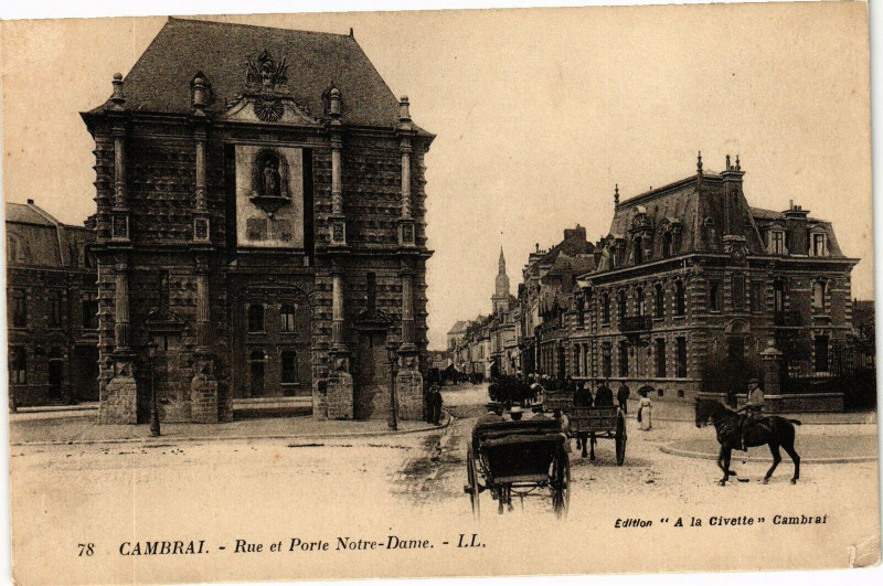 Carte postale ancienne Cambrai - Rue et N.-D. à Cambrai