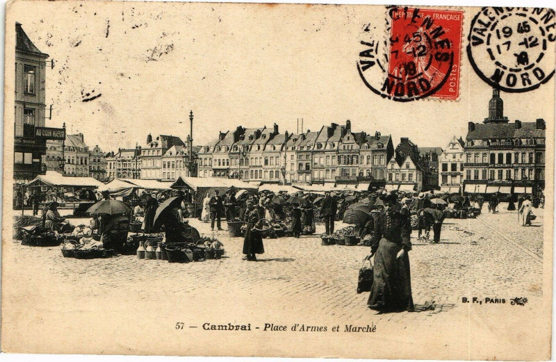 Carte postale ancienne Cambrai - Place d'armes et marche à Cambrai