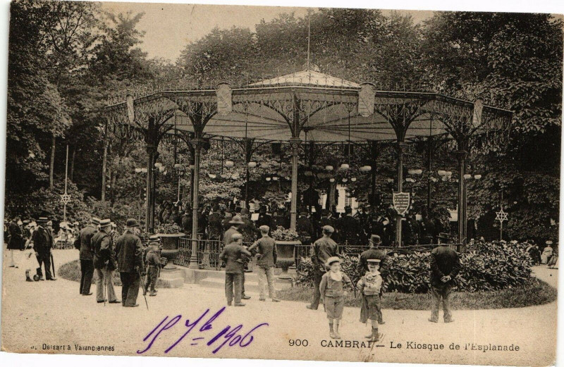 Carte postale ancienne Cambrai - Le kiosque de l'esplanade à Cambrai