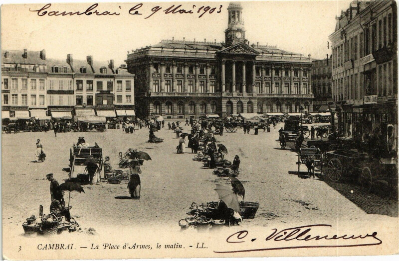 Carte postale ancienne Cambrai - La Place d'armes le matin à Cambrai