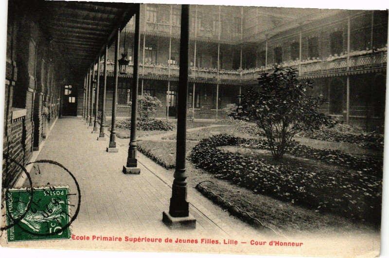 Carte postale ancienne Ecole Primaire Superieure de Jeunes Filles. Lille - Cour d'Honneur à Lille