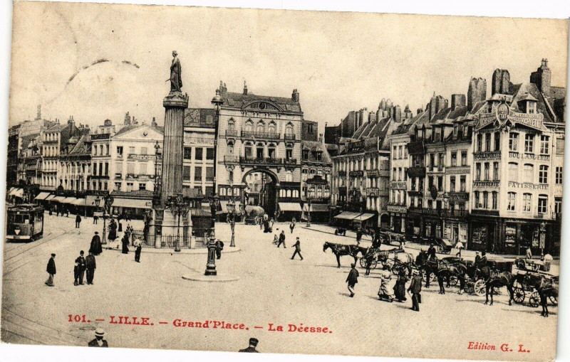 Carte postale ancienne Lille - Grand'Place - La Déesse à Lille