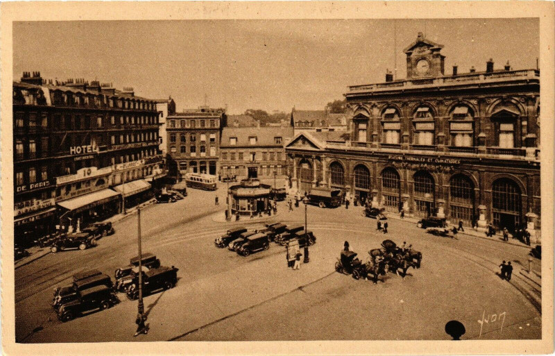 Carte postale ancienne Lille - Place de la Gare à Lille