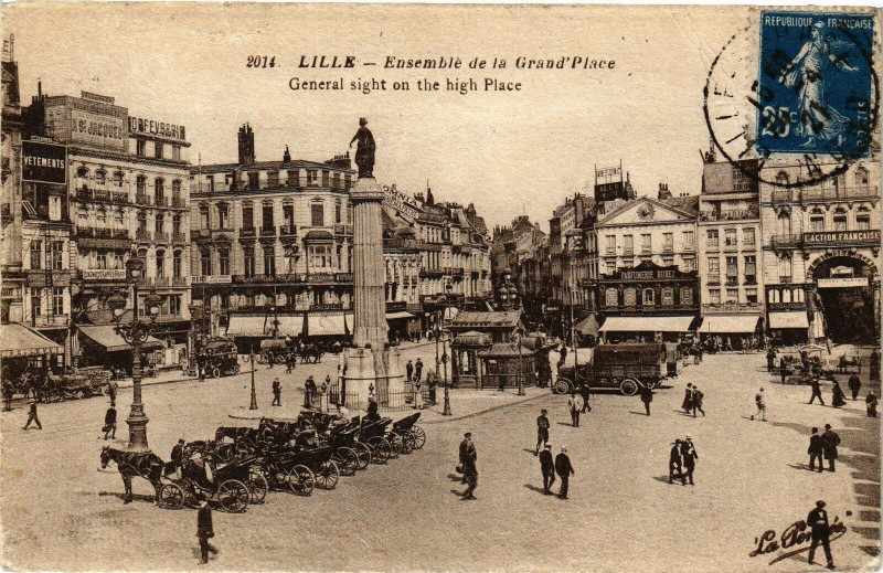 Carte postale ancienne Lille - Ensemble de la Grand'Place à Lille