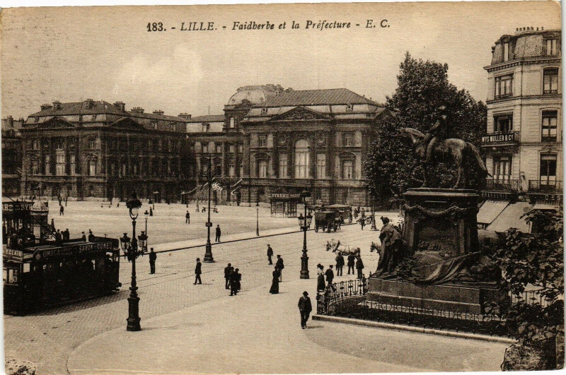 Carte postale ancienne Lille - Faidherbe et la Prefecture à Lille