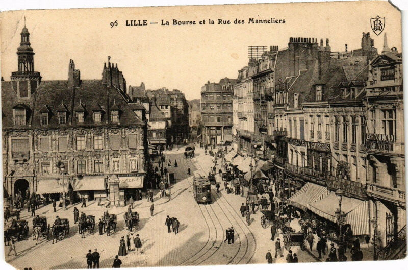 Carte postale ancienne Lille - La Bourse et la Rue des Manneliers à Lille