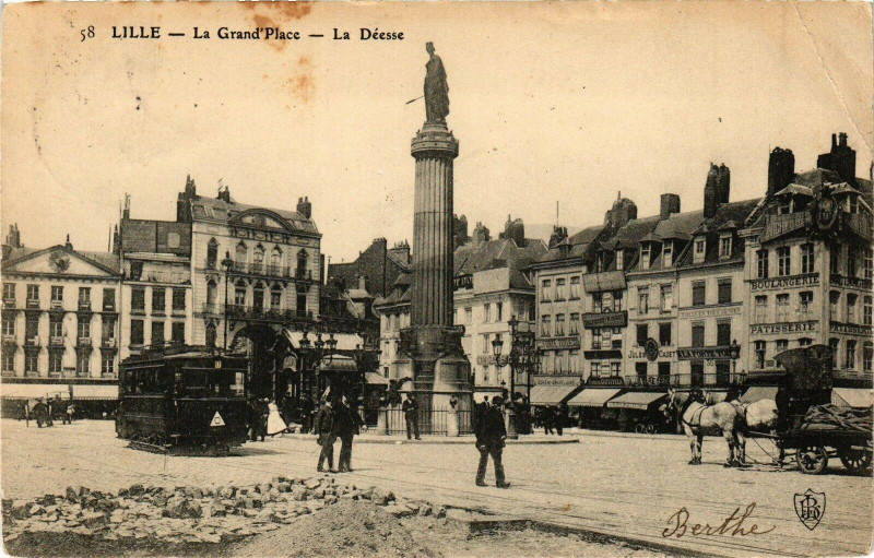 Carte postale ancienne Lille - La Grand'Place - La Déesse à Lille