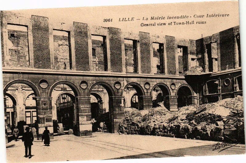 Carte postale ancienne Lille - La Mairie incendiée - Cour Interieure - général view of... à Lille