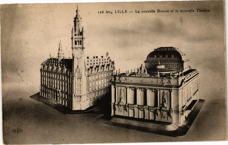 Carte postale ancienne Lille - La nouvelle Bourse et le nouvelle Theatre à Lille