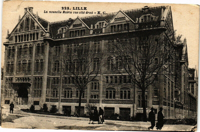 Carte postale ancienne Lille - La nouvelle Mairie vue cote droit à Lille