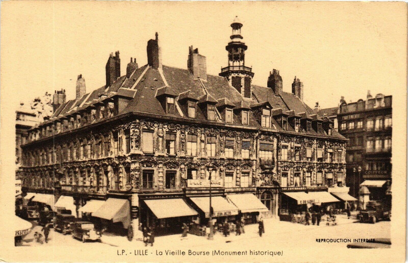 Carte postale ancienne Lille - La Vieille Bourse (Monument historique) à Lille