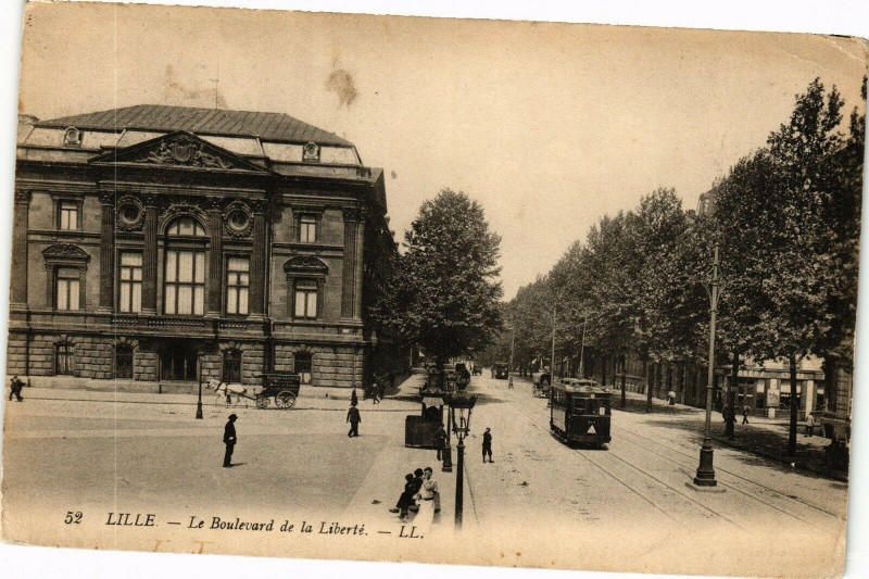 Carte postale ancienne Lille - Le Boulevard de la Liberte à Lille