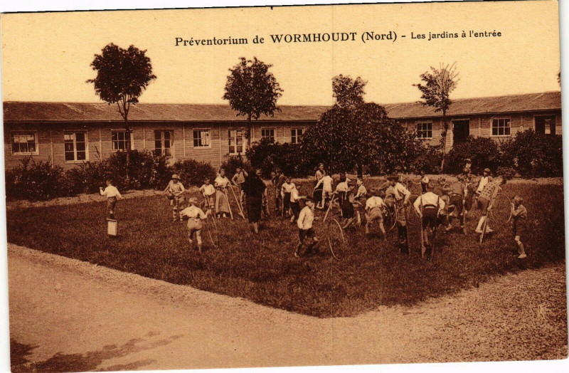 Carte postale ancienne Preventorium de Wormhoudt - Les jardins a l'entrée