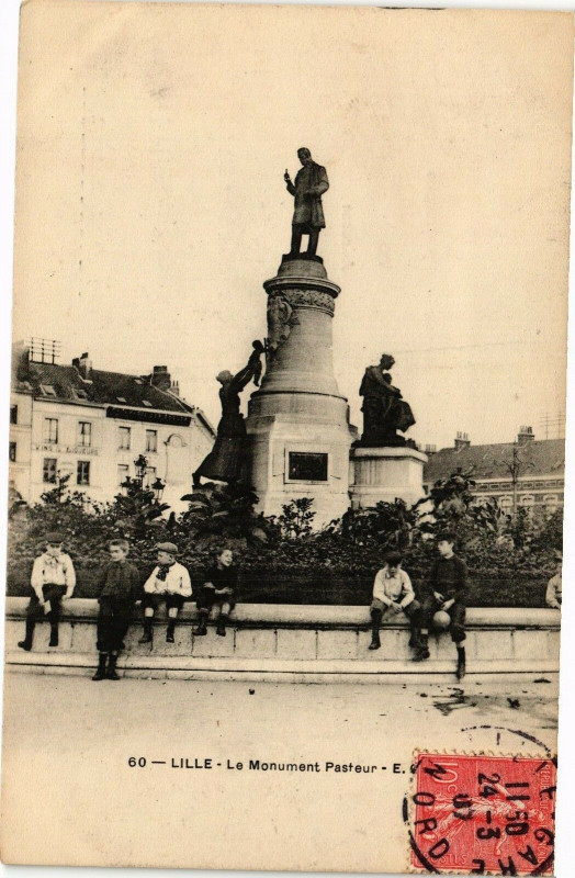 Carte postale ancienne Lille - Le Monument Pasteur à Lille