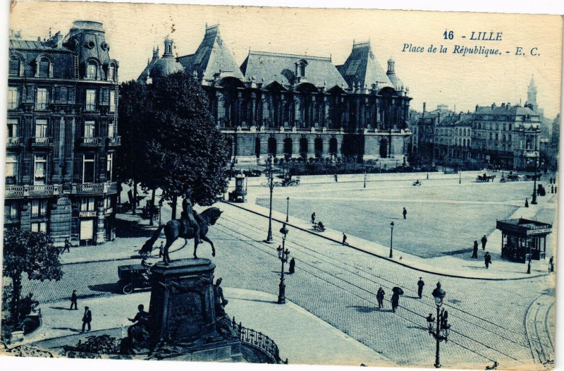 Carte postale ancienne Lille - Place de la Republique à Lille