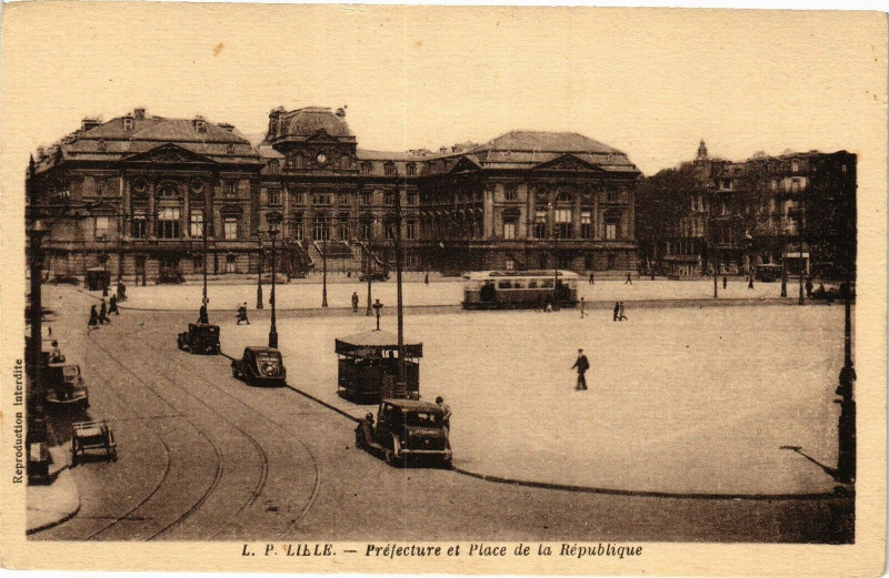 Carte postale ancienne Lille - Prefecture et Place de la Republique à Lille
