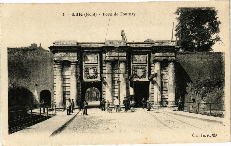 Carte postale ancienne Lille - Porte de Tournay à Lille