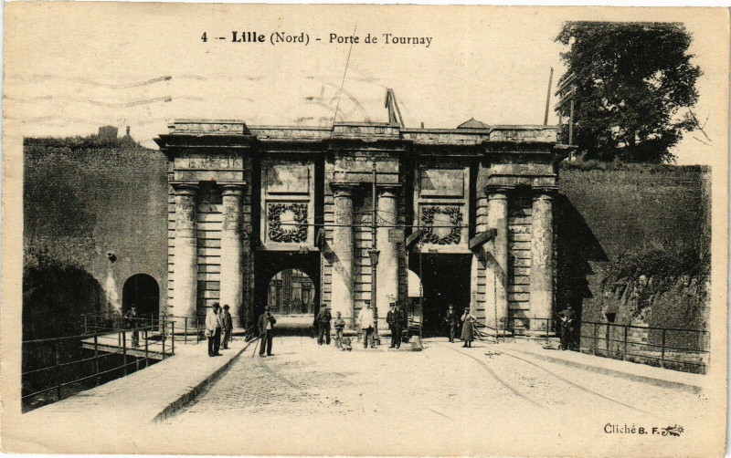 Carte postale ancienne Lille - Porte de Tournay à Lille